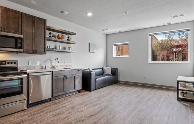 2 beds, 1 bath, 818 sqft, $2,300, Unit 212