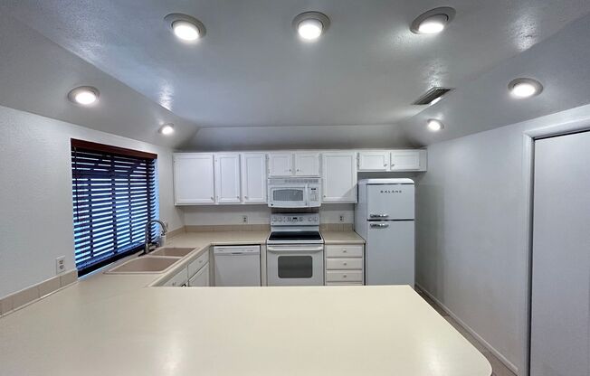 Cozy Single Story 2-Bedroom 2-Bathroom Home!