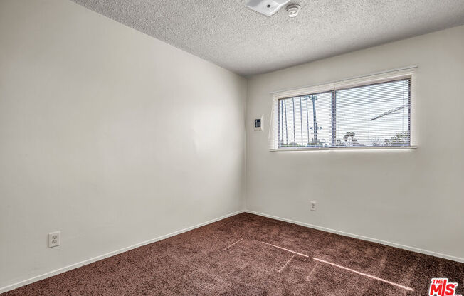 1095 W 39 ST