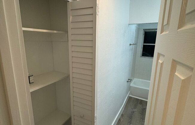 2 beds, 1 bath, 850 sqft, $1,925, Unit F106