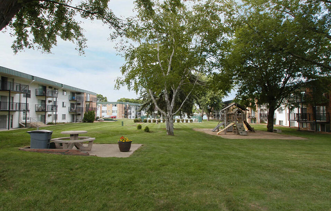 beautiful landscaping at Heritage Manor Apartments