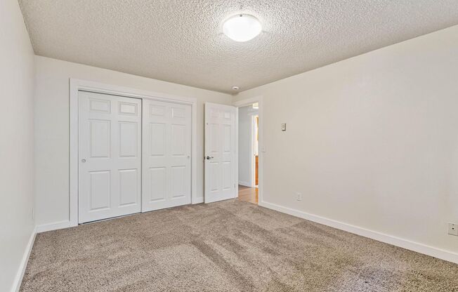 2 beds, 1 bath, 900 sqft, $2,195, Unit 2734 SE Alder Street