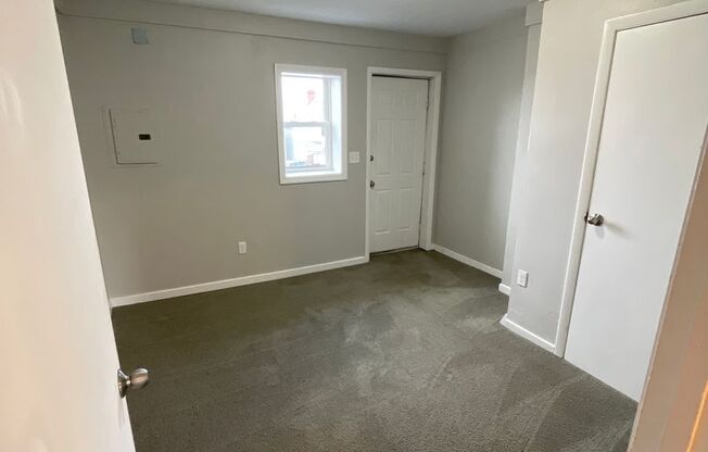 1 bed, 1 bath, 650 sqft, $745, Unit 454 1/2 Augusta St