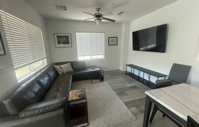 2 beds, 1 bath, $2,000, Unit UNIT # 72 20 72