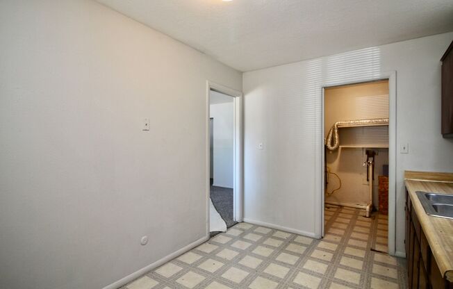 2 beds, 1 bath, $650, Unit Unit - A