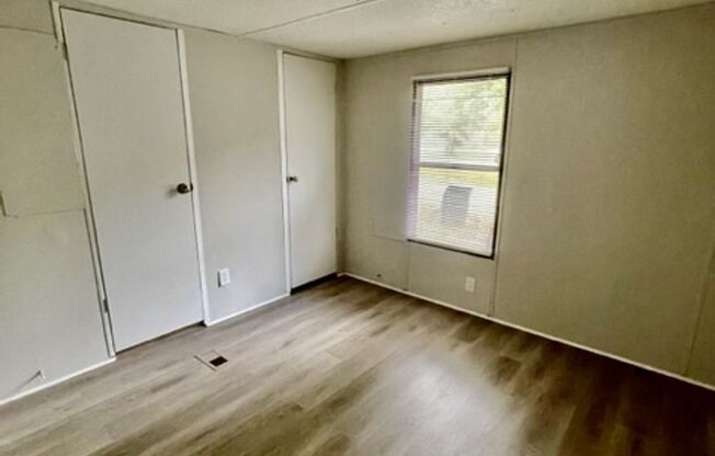 Adorable 3 bedroom 1.5 bath Mobile Home located it Dallas