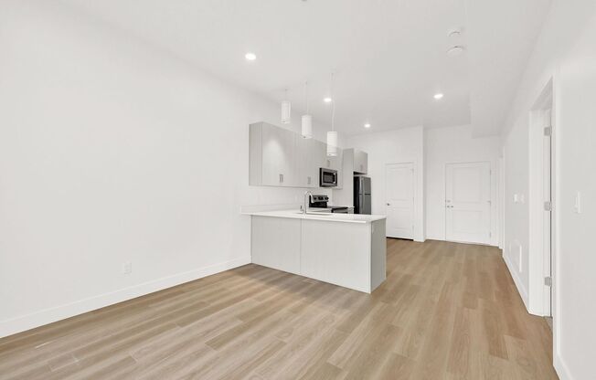2 beds, 1 bath, $1,300, Unit 214