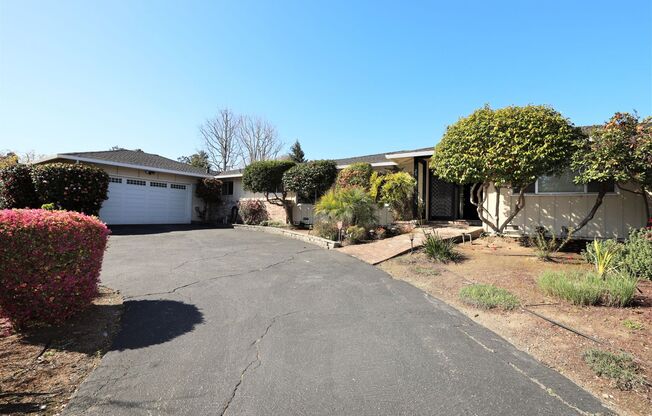 Spacious 4 bed/3 bath house near Downtown Burlingame available NOW!