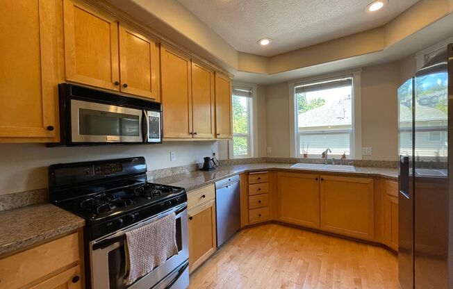 South Portland 2Bd/2.5Ba 3 Level Home ~ Washer/Dryer in Unit, 2 Car Tandem Garage!!! Close to OHSU!