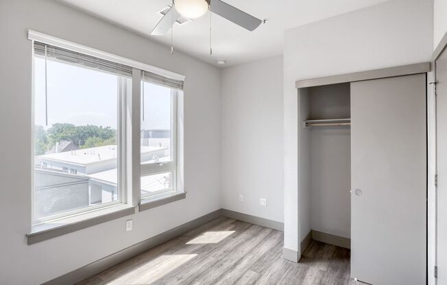 3 beds, 3 baths, 900 sqft, $2,400, Unit 204