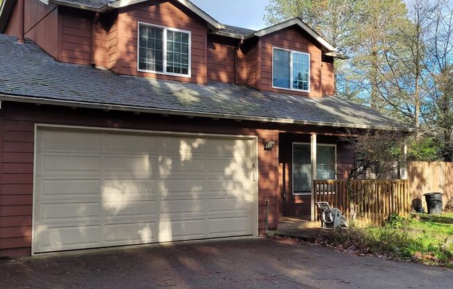 Beautiful 3 bedroom 2.5 bath home with large shop available in Milwaukie!