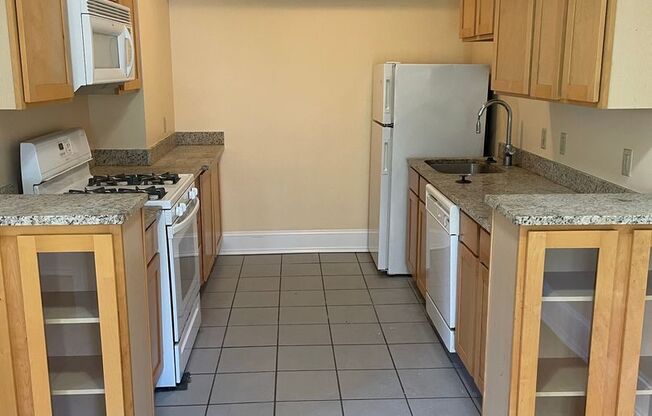 2 beds, 1 bath, 775 sqft, $1,575, Unit 400