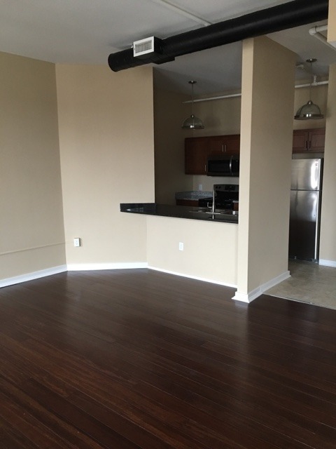 2 beds, 1 bath, 1,011 sqft, $1,427, Unit 403
