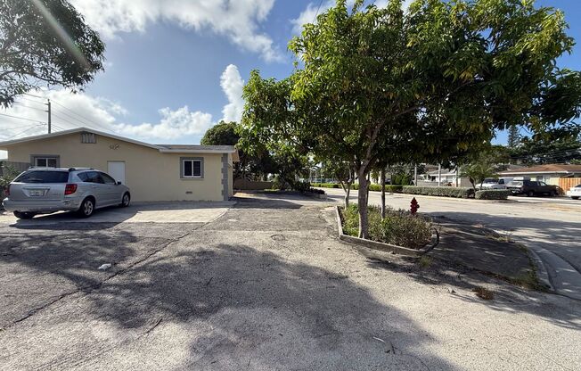 2 bedroom, 2 bath Single Family house in Fort Lauderdale close to the BEACH!