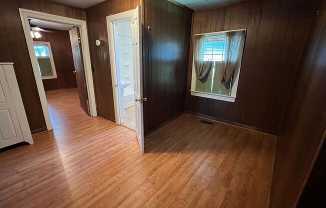 3 beds, 1 bath, $1,095