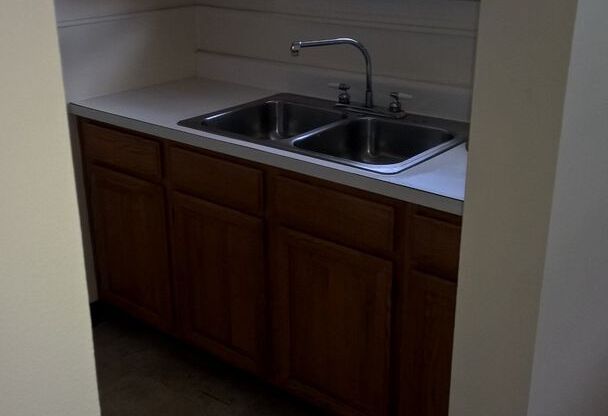 2 beds, 1 bath, 775 sqft, $1,095, Unit 627 Southcrest Drive #4