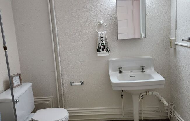 1 bed, 1 bath, 350 sqft, $570, Unit 307