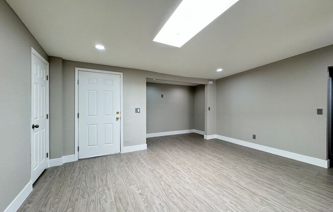 1724 Izabella Ave / Move-In Ready!! 5 Bed & 2 Bath Home w/ NO HOA!!