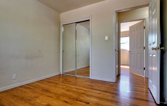 Charming 3bd Single Story House w/Attached Garage