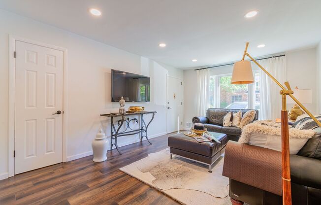Fully Furnished 2 Bed/1 Bath Condo in Highly Desired Emory Chase!