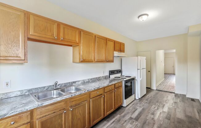 2 beds, 1 bath, $1,295