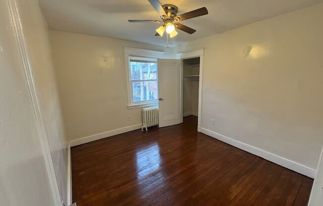 3 beds, 1 bath, $2,395, Unit 5714A Beacon Street