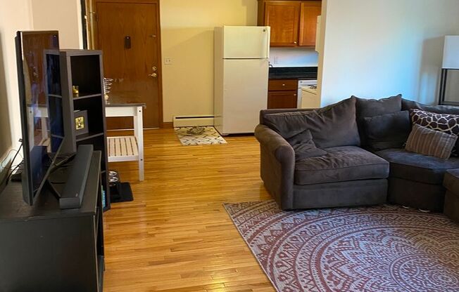 2 beds, 1 bath, $1,400, Unit 202