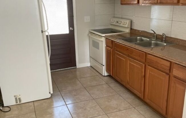 2 beds, 1 bath, $1,495, Unit B