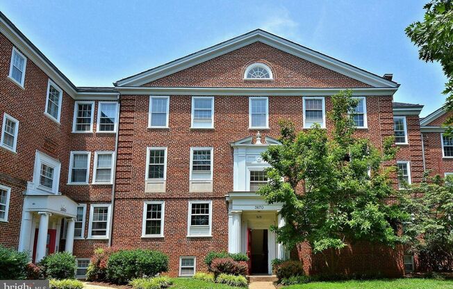 Sunny corner unit in the Iconic Pet friendly community of McLean Gardens.