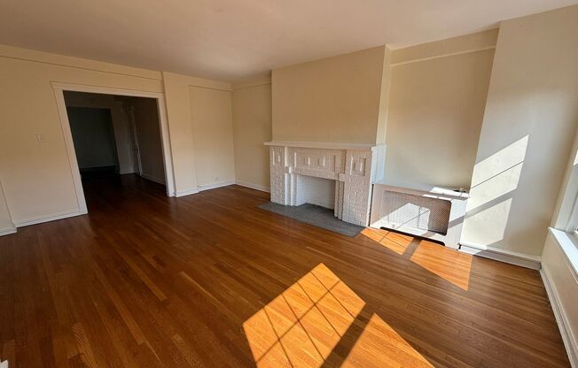 1 bed, 1 bath, 572 sqft, $1,510, Unit Old King Edward 21