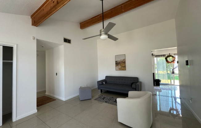 226 E CEDARWOOD CIR