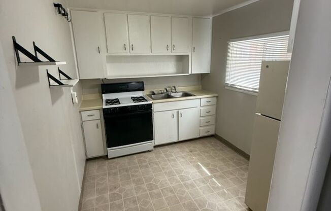 1 bed, 1 bath, $850, Unit 2229 E Monument