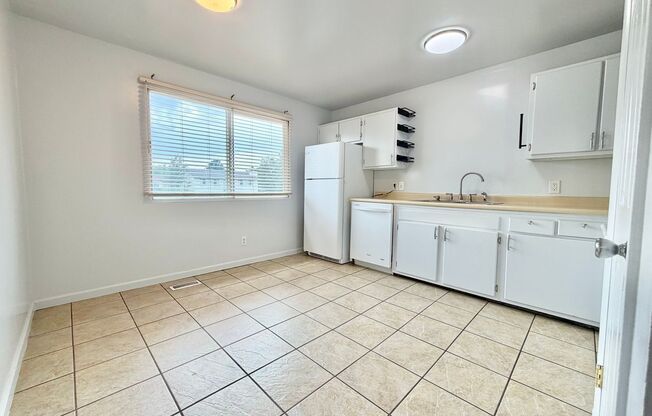 4 BEDROOM WEST JORDAN HOME | $2,295 | GARAGE + YARD + 2 LIVING AREAS