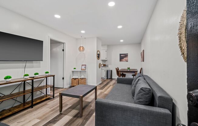 Gorgeous Renovated 1 & 2 Bedroom Apartment @ 1512 Court