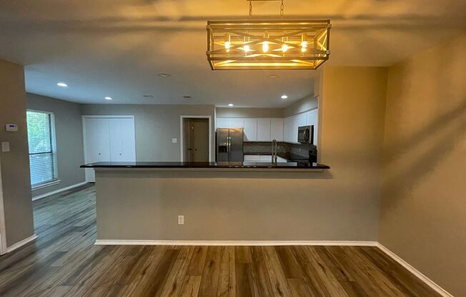 Beautiful!  2 Bedroom, 2 Bathroom, 2 Car Garage--Monticello Park