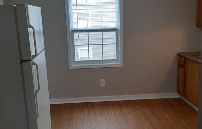 2 beds, 1 bath, 700 sqft, $850, Unit 5D