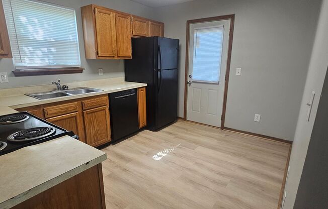 3 beds, 1.5 baths, 1,100 sqft, $1,250, Unit 1813