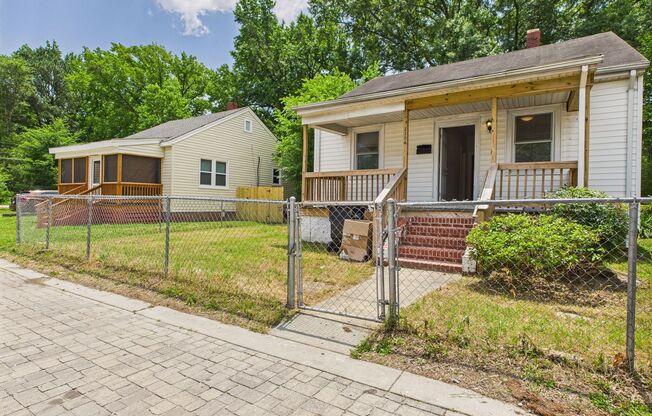 Charming 2 bedroom with Spacious Yard Available NOW!