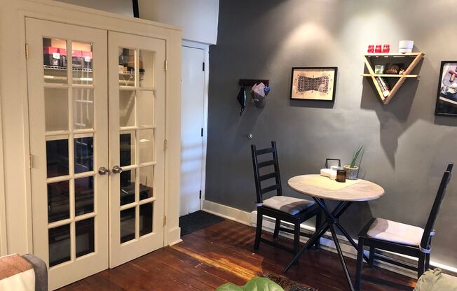 Beautiful 1-Bed Apt with storage unit and laundry on tree lined street in Norther Liberties
