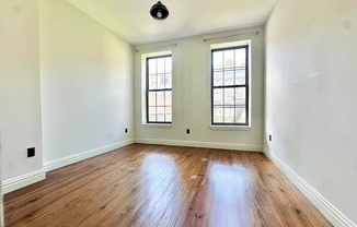 3 beds, 1 bath, $3,500, Unit 2R