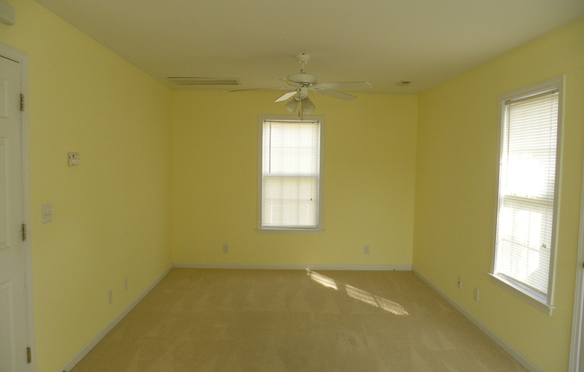 Cute One Bedroom apartment, Free standing building, it's your own private getaway. Close to UNCW,/College Rd