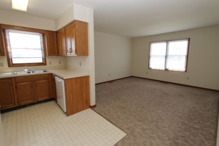 2 beds, 1 bath, $895, Unit APT. 4