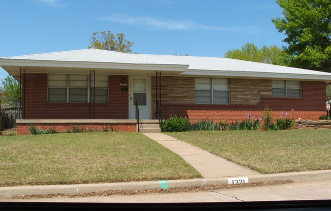 Awesome 3 Bedroom Home with Wood Floors located close to Campus!!