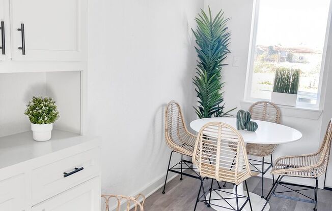 2 beds, 1 bath, 800 sqft, $1,200, Unit 5
