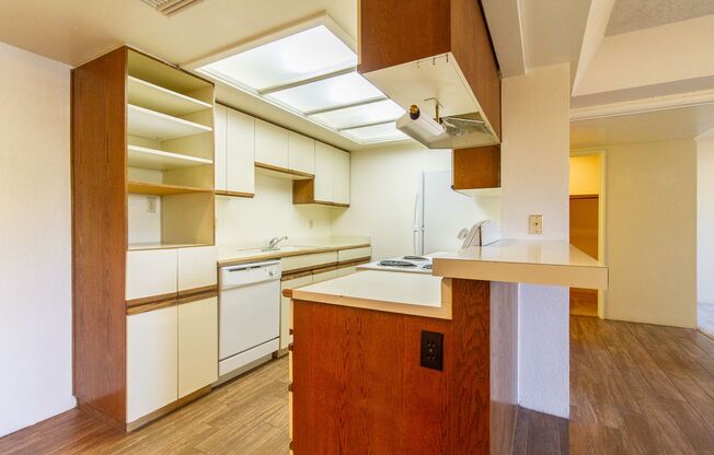 Come Check Out this Classic 2BED, 2BATH CONDO