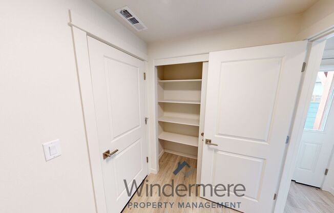 2 beds, 1 bath, 880 sqft, $1,695, Unit 327 People's