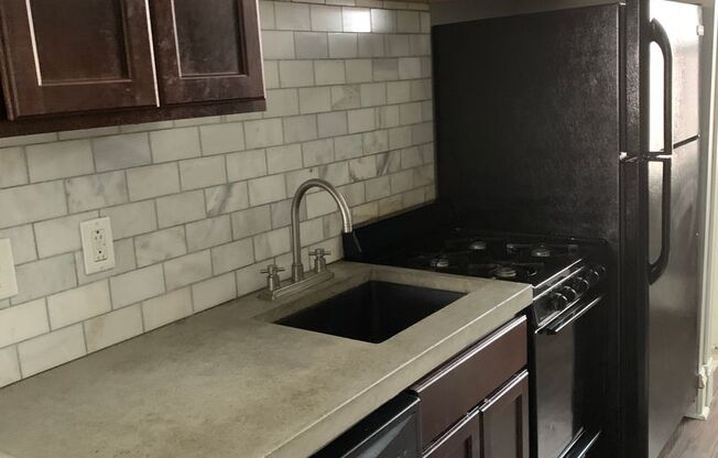 3 beds, 1 bath, $1,695, Unit Apt. #2