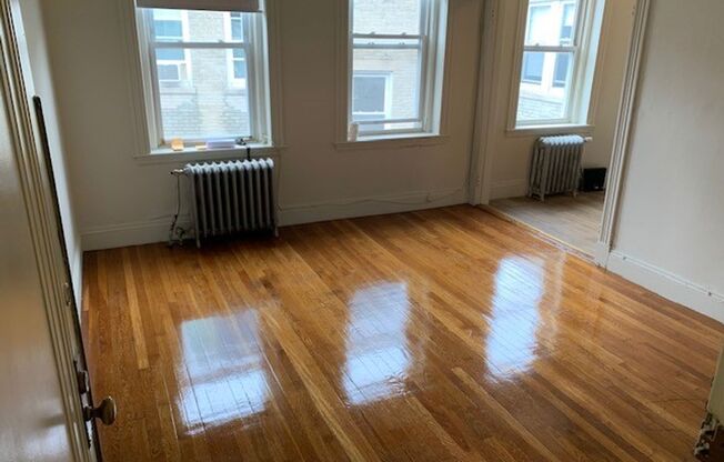 9/1 No Fee! Spacious, modern 1BR in Fenway elevator building