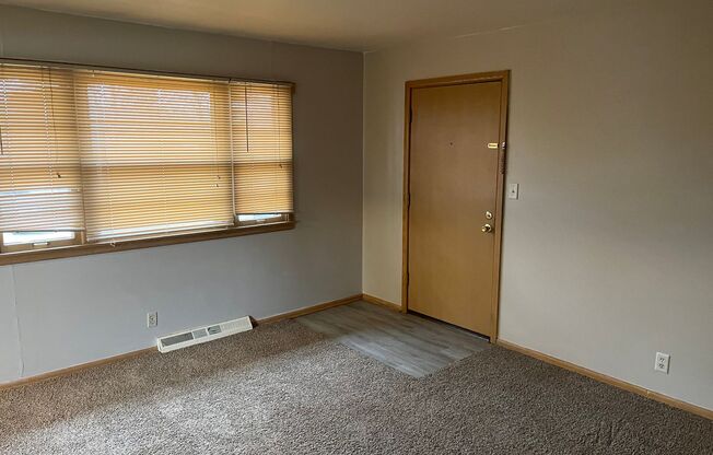 2 beds, 1 bath, $995, Unit 5875-4