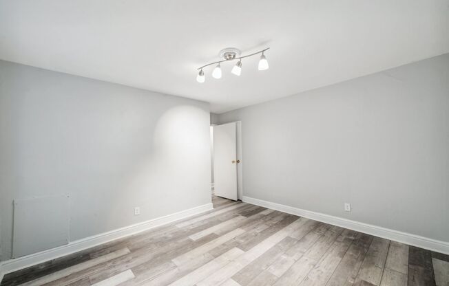 2 beds, 1 bath, 730 sqft, $995, Unit 640 Southcrest Drive #4